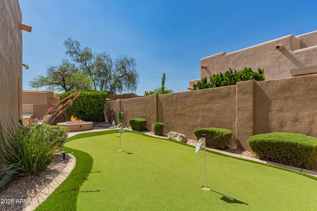 Image 30 of property listing at 8324 E CACTUS WREN Road, Scottsdale, AZ 85250