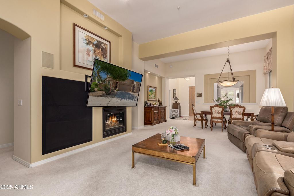 Image 5 of property listing at 8324 E CACTUS WREN Road, Scottsdale, AZ 85250