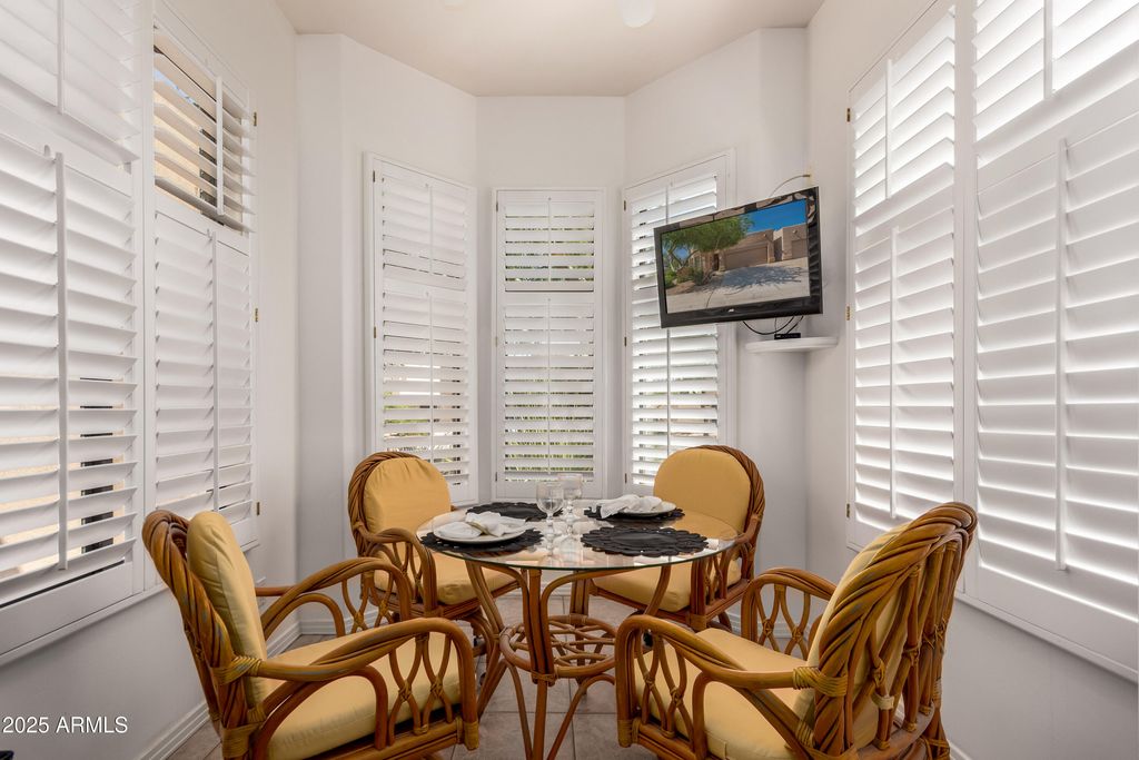 Image 8 of property listing at 8324 E CACTUS WREN Road, Scottsdale, AZ 85250