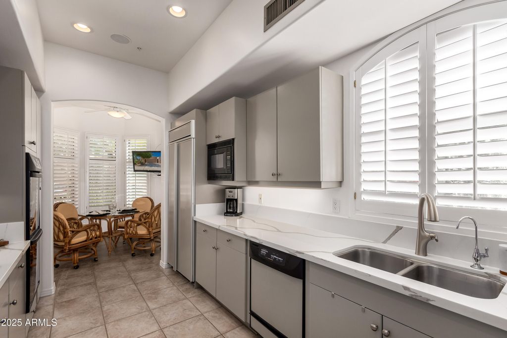 Image 9 of property listing at 8324 E CACTUS WREN Road, Scottsdale, AZ 85250