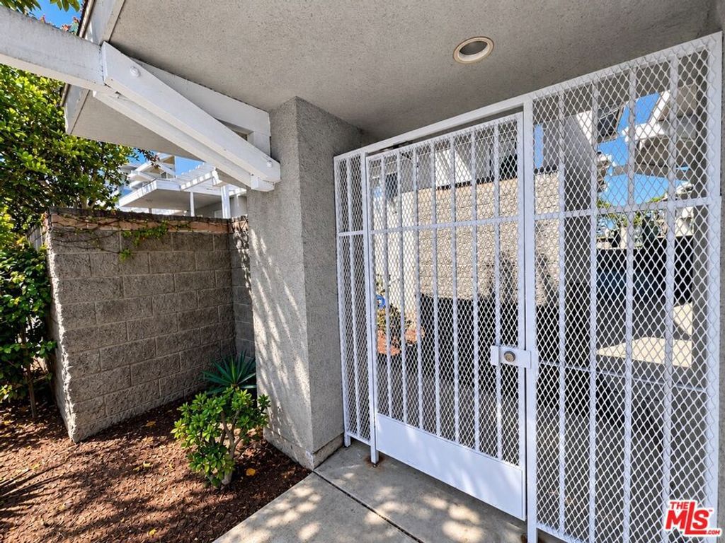 627 W Regent Street, Inglewood, CA 90301 — photo 2