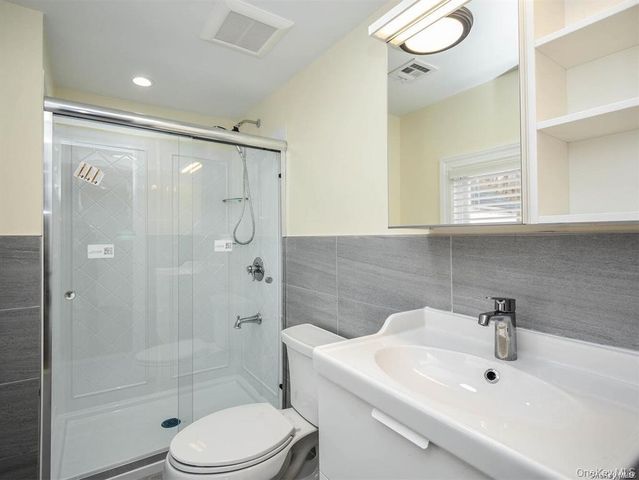 1667A Northern Boulevard A, Roslyn, NY 11576