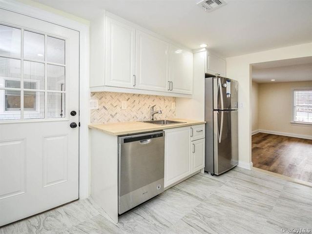 1667A Northern Boulevard A, Roslyn, NY 11576