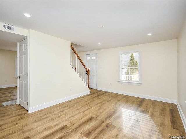 1667A Northern Boulevard A, Roslyn, NY 11576