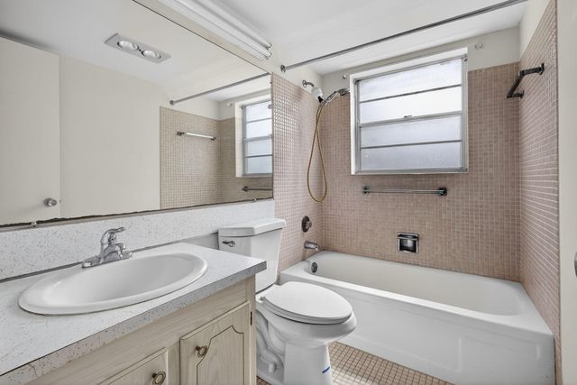 93 Dorchester E, West Palm Beach, FL 33417