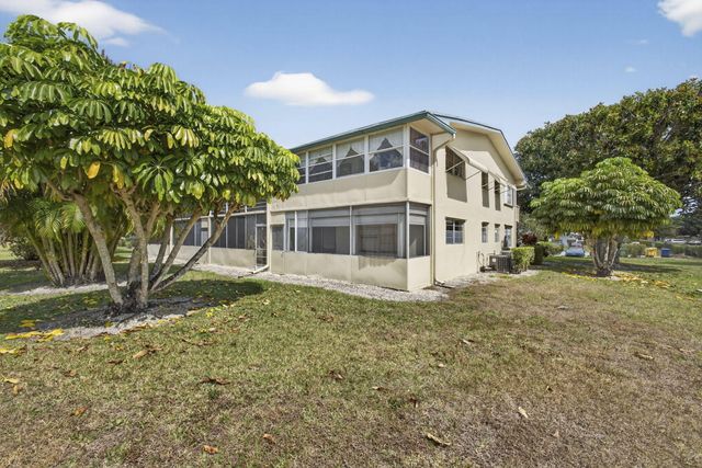 93 Dorchester E, West Palm Beach, FL 33417