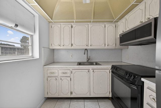 93 Dorchester E, West Palm Beach, FL 33417