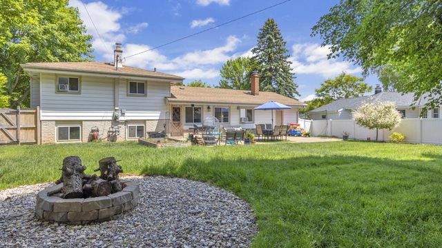 215 E Beutel ROAD, Port Washington, WI 53074
