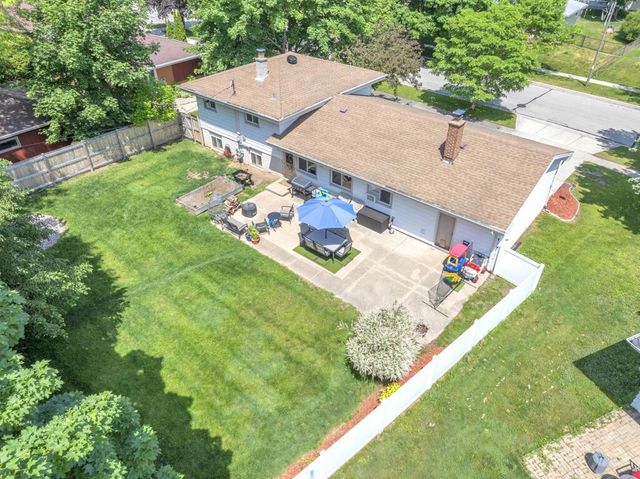 215 E Beutel ROAD, Port Washington, WI 53074