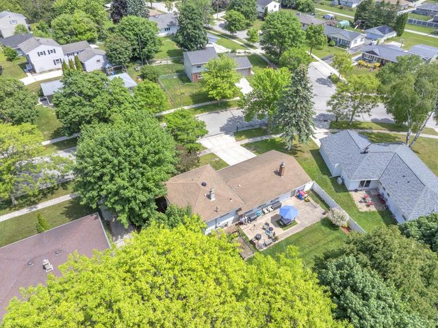 215 E Beutel ROAD, Port Washington, WI 53074