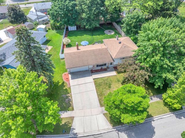 215 E Beutel ROAD, Port Washington, WI 53074
