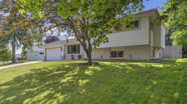 215 E Beutel ROAD, Port Washington, WI 53074