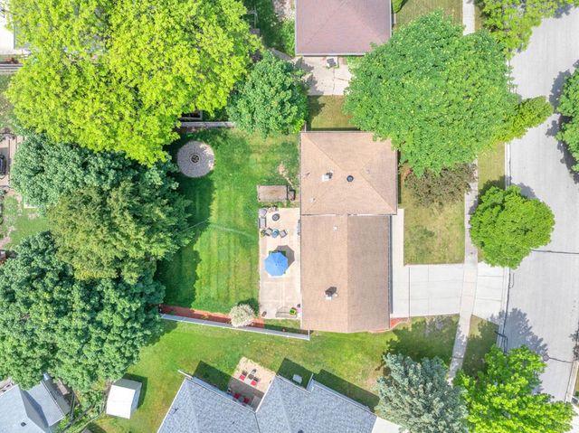215 E Beutel ROAD, Port Washington, WI 53074