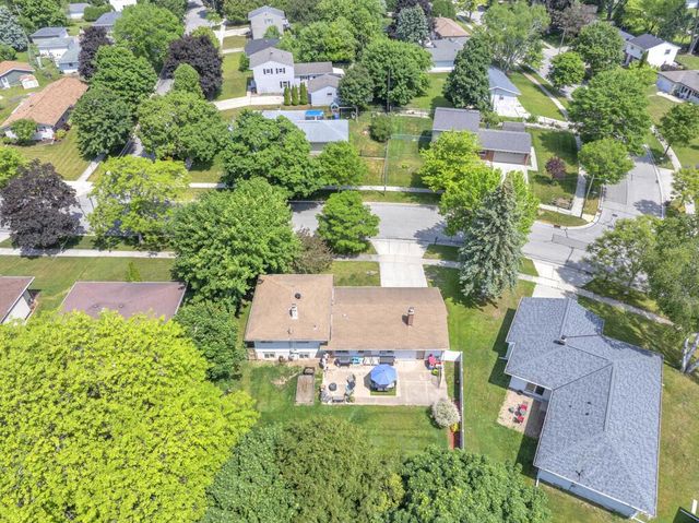 215 E Beutel ROAD, Port Washington, WI 53074