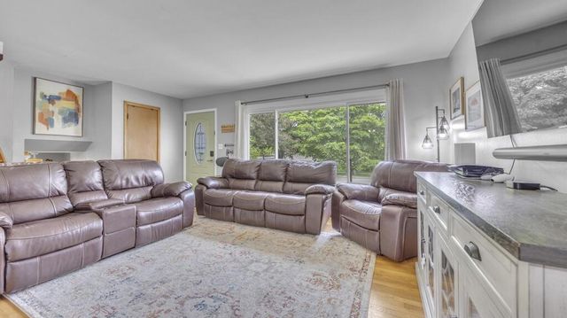 215 E Beutel ROAD, Port Washington, WI 53074