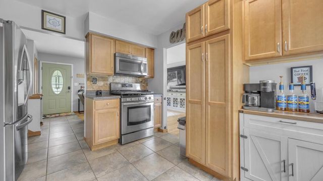 215 E Beutel ROAD, Port Washington, WI 53074