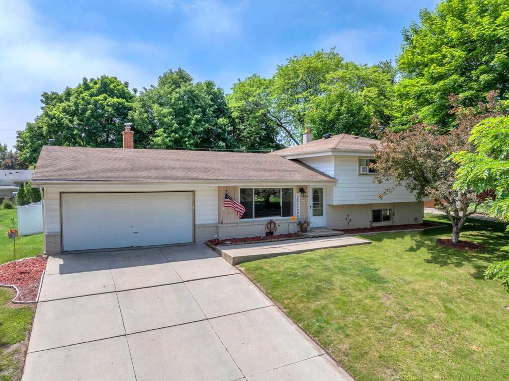 215 E Beutel ROAD, Port Washington, WI 53074