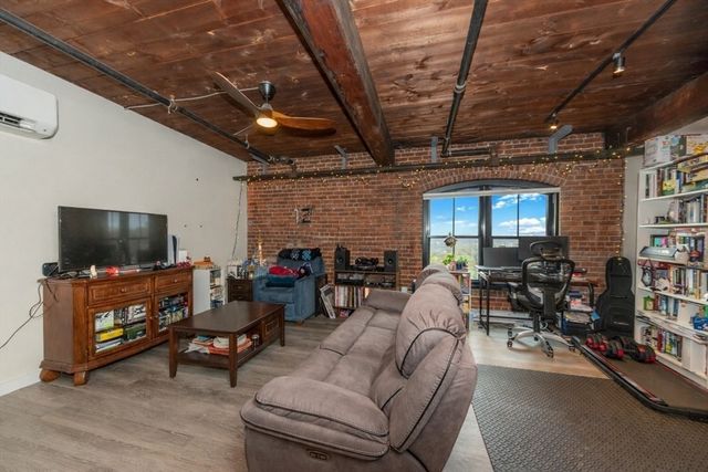 55 Sterling St 305, Clinton, MA 01510