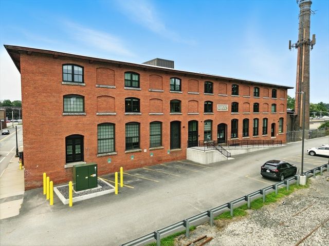 55 Sterling St 305, Clinton, MA 01510