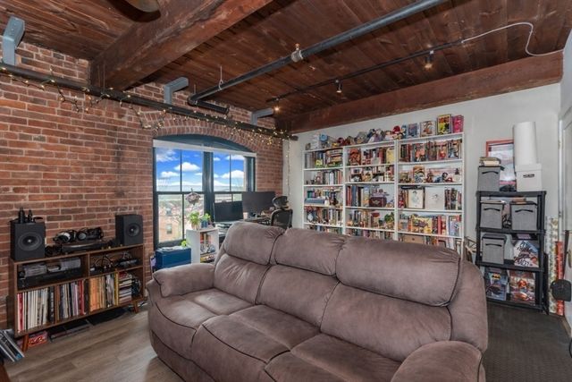 55 Sterling St 305, Clinton, MA 01510