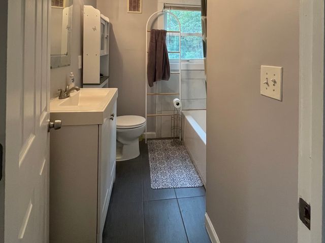 30 Amesbury St, Worcester, MA 01605