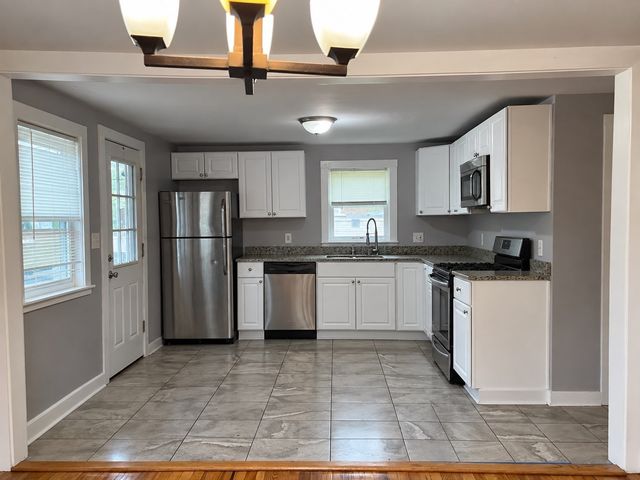 30 Amesbury St, Worcester, MA 01605