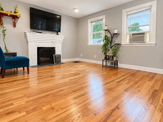 30 Amesbury St, Worcester, MA 01605
