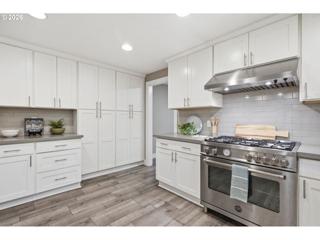 9040 Sw 49TH Ave, Portland, OR 97219
