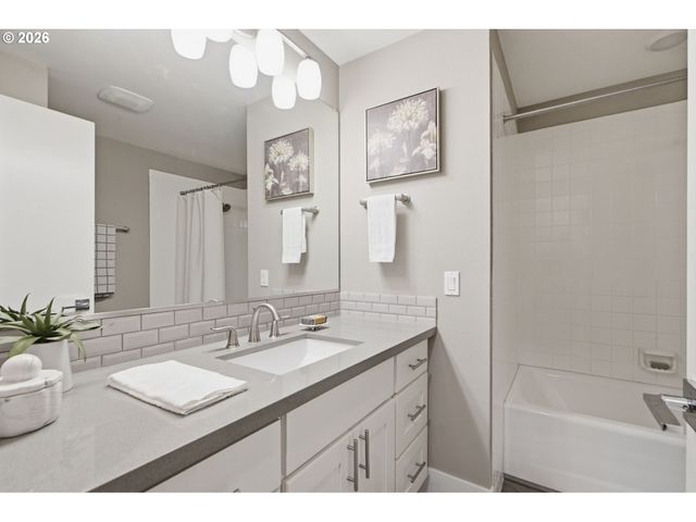 9040 Sw 49TH Ave, Portland, OR 97219