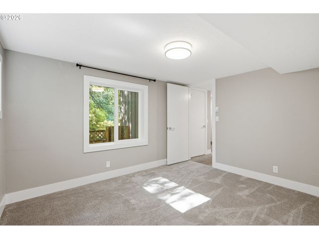 9040 Sw 49TH Ave, Portland, OR 97219