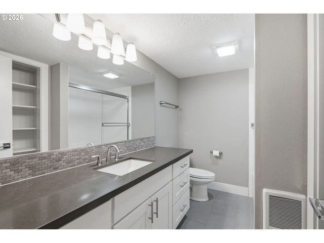 9040 Sw 49TH Ave, Portland, OR 97219