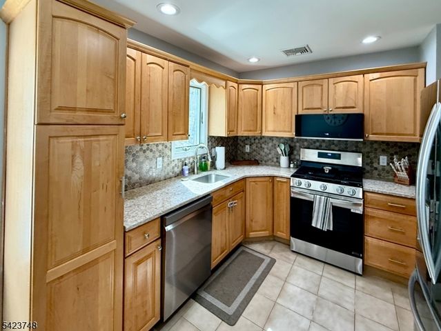 41 Dell Rd, Stanhope Boro, NJ 07874