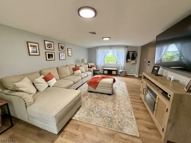 41 Dell Rd, Stanhope Boro, NJ 07874