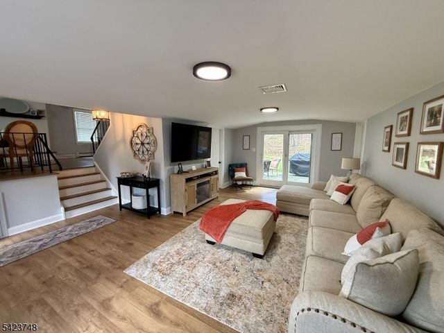 41 Dell Rd, Stanhope Boro, NJ 07874