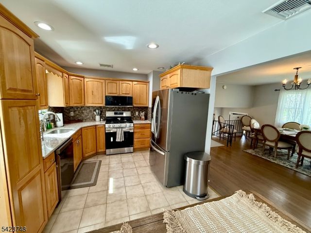 41 Dell Rd, Stanhope Boro, NJ 07874