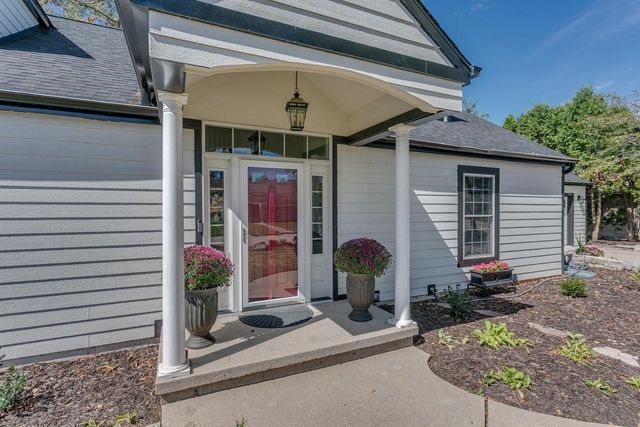 1701 S HILLCREST DRIVE, Appleton, WI 54914
