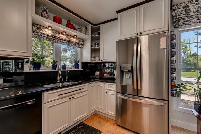 1701 S HILLCREST DRIVE, Appleton, WI 54914