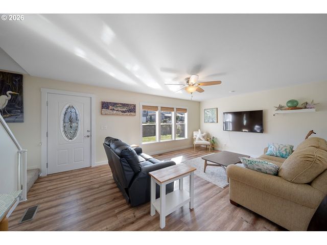 815 BROADWAY Ave, Winchester Bay, OR 97467