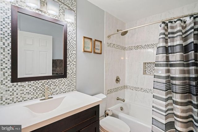 26147 LANDS END DR, Chantilly, VA 20152