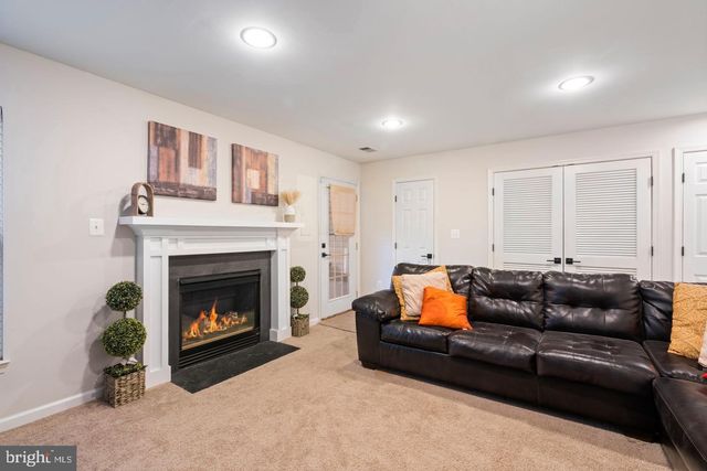 26147 LANDS END DR, Chantilly, VA 20152