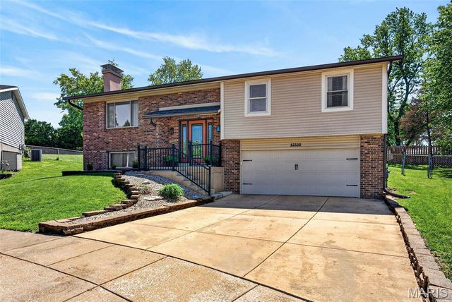 12538 Parkway Acres Court, Maryland Heights, MO 63043