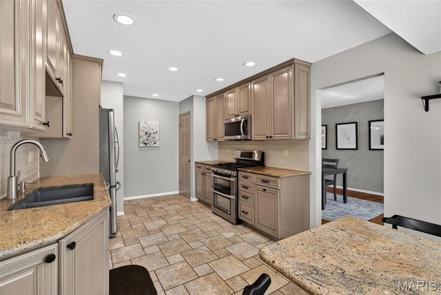 12538 Parkway Acres Court, Maryland Heights, MO 63043