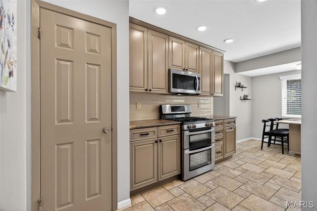 12538 Parkway Acres Court, Maryland Heights, MO 63043