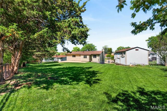12538 Parkway Acres Court, Maryland Heights, MO 63043