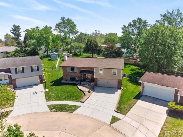 12538 Parkway Acres Court, Maryland Heights, MO 63043