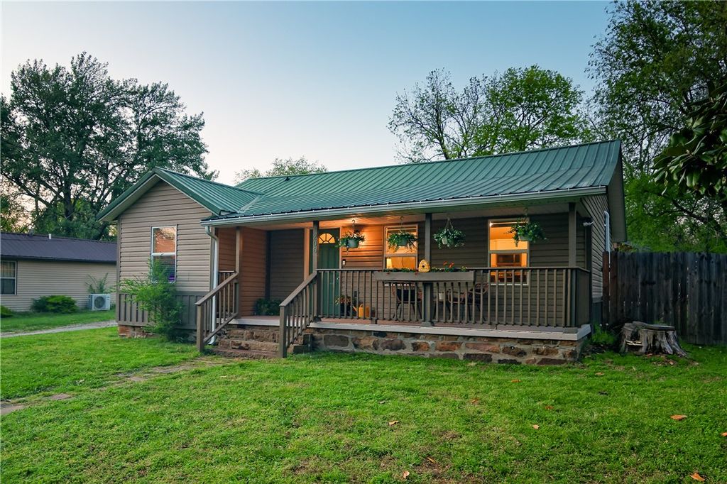 206 W Parks Street, Prairie Grove, AR 72753