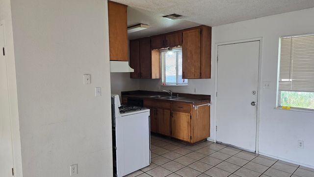 762 W Front Street, Farmersville, CA 93223