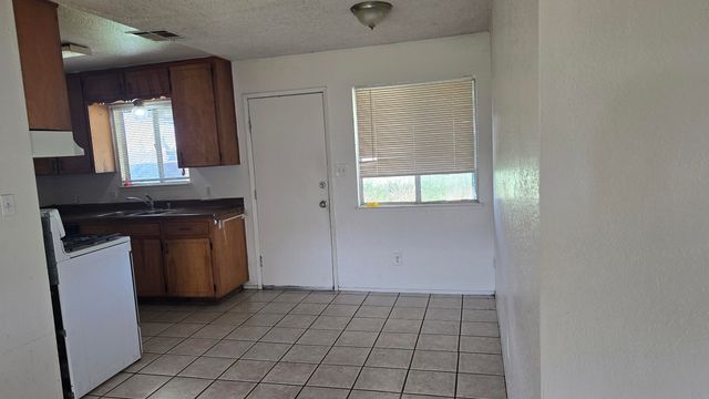 762 W Front Street, Farmersville, CA 93223