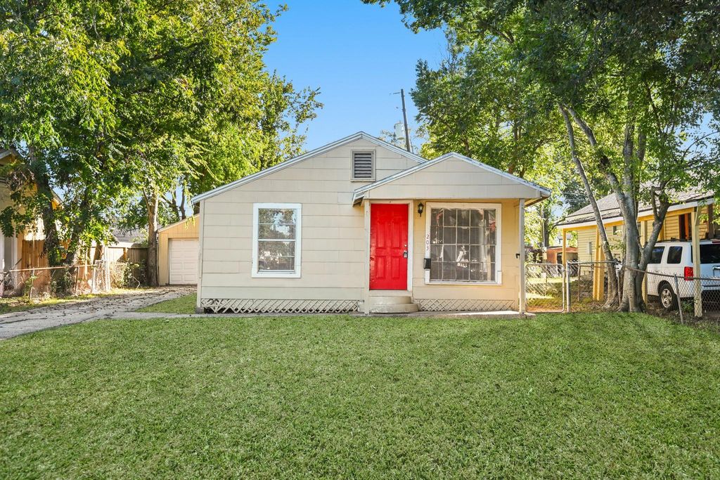 203 W Hart Avenue, Pasadena, TX 77506