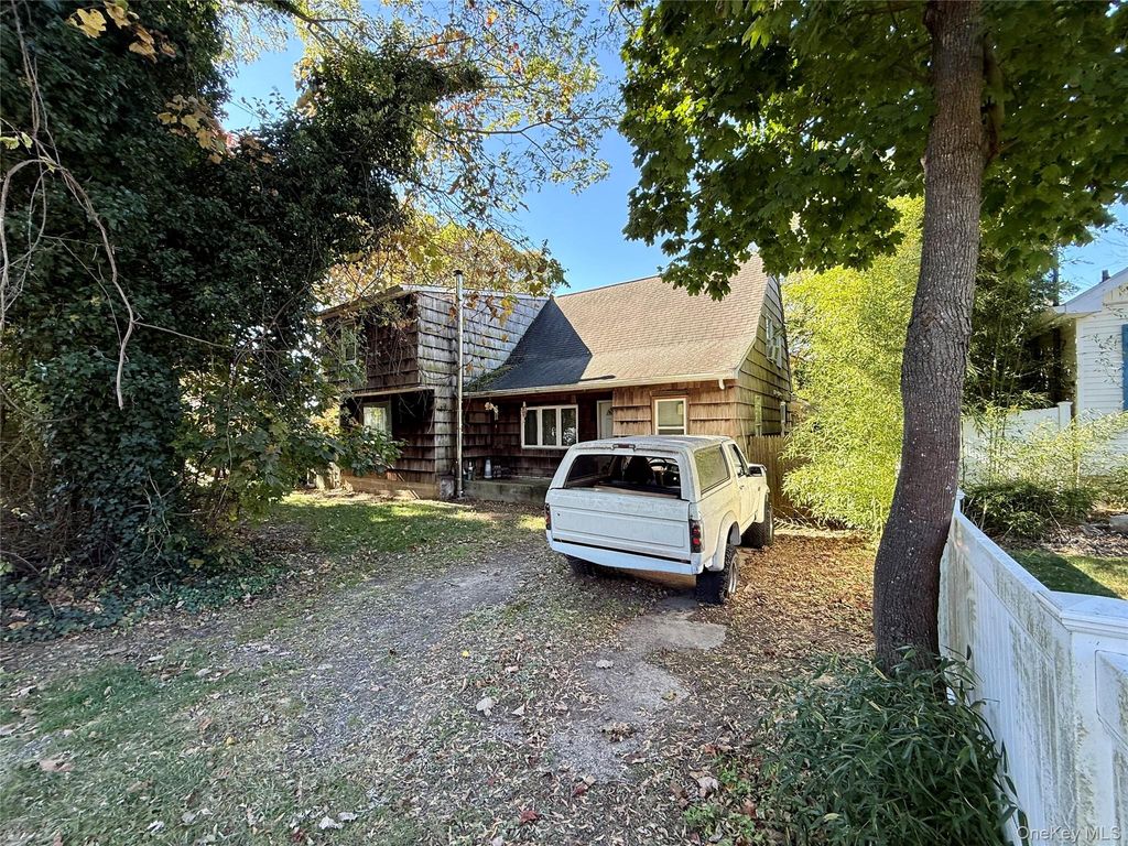 5 8th Street, Sound Beach, NY 11789